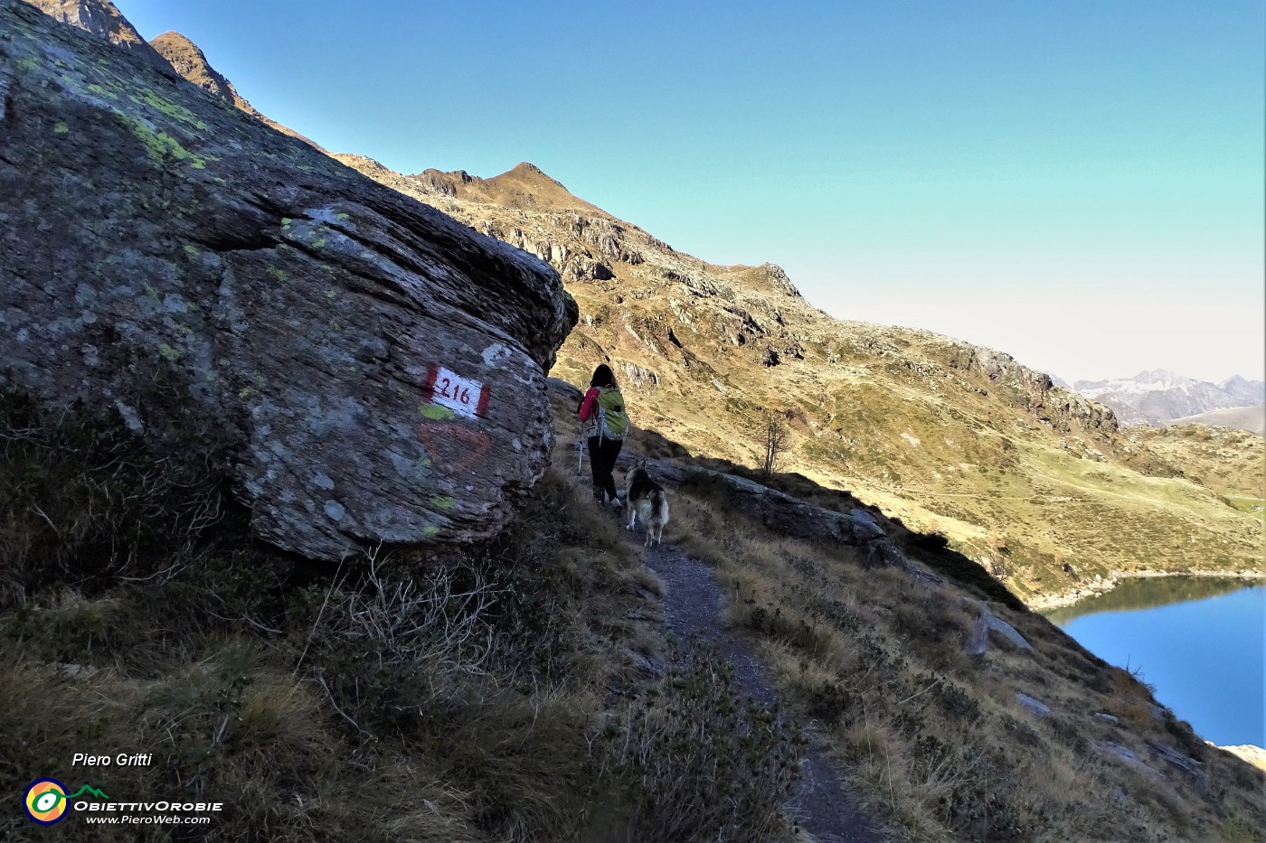 52 Sul sent. 216 dal Passo Laghi Gemelli verso il sent. 215 con vista sui Laghi Gemelli.JPG